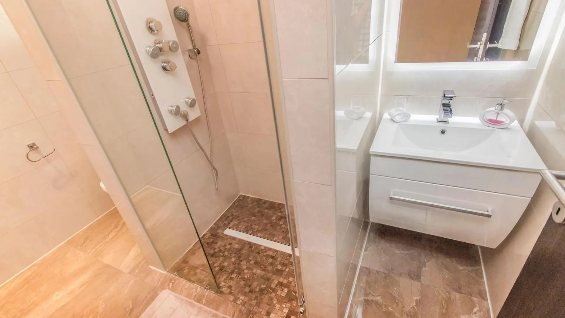 Luxury At Villa Cama - Your Dream Vacation Rental